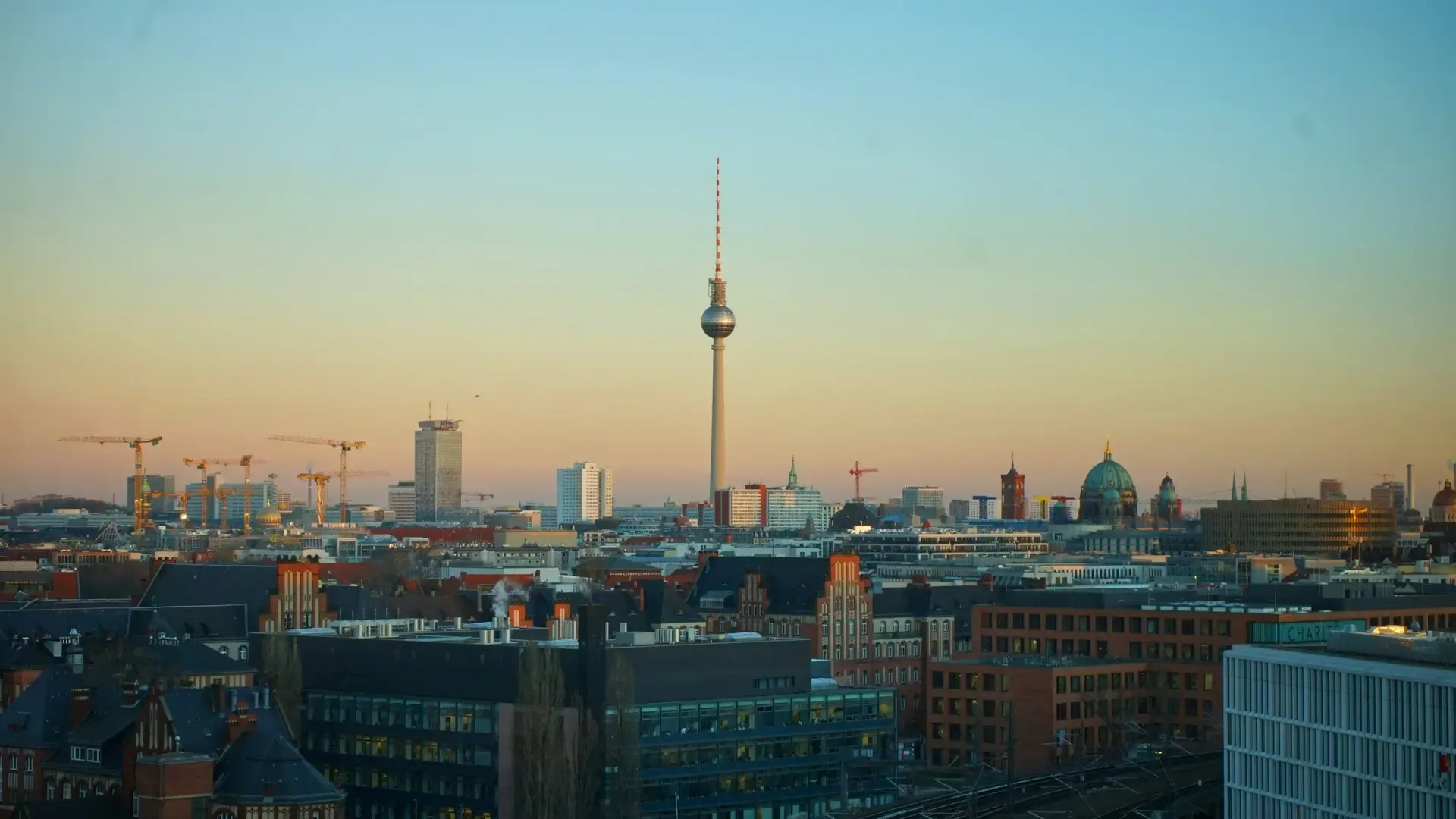 Panorama de Berlin au coucher du soleil avec la tour de télévision dominant la ville