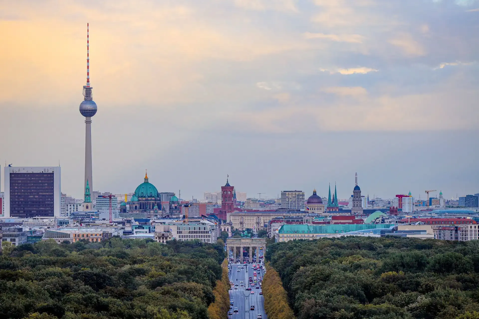 Une vue impressionnante du ciel de Berlin avec la Tour de télévision et la porte de Brandebourg.