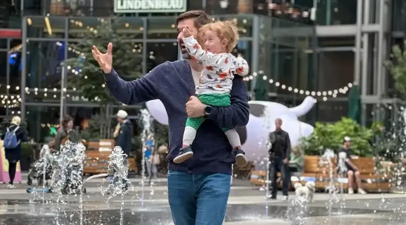 Un père et sa fille profitent ensemble de Berlin