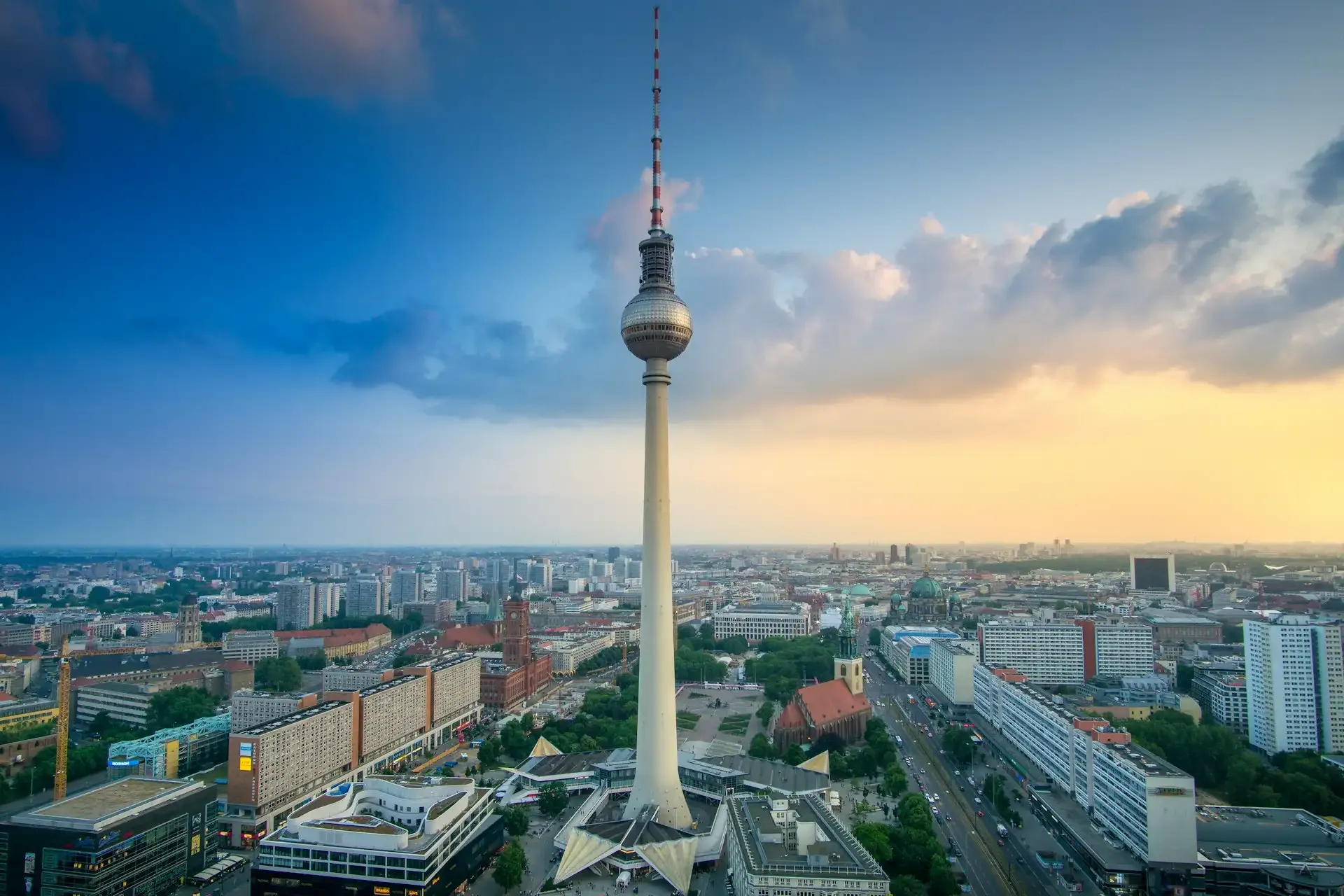 Tour de télévision de Berlin dominant Alexanderplatz au crépuscule