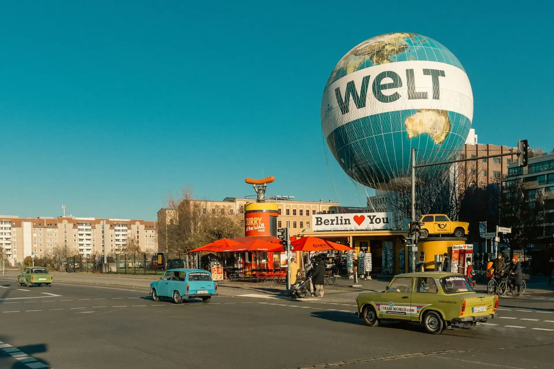 Vue panoramique d'une rue de Berlin avec le ballon Welt emblématique et des voitures anciennes