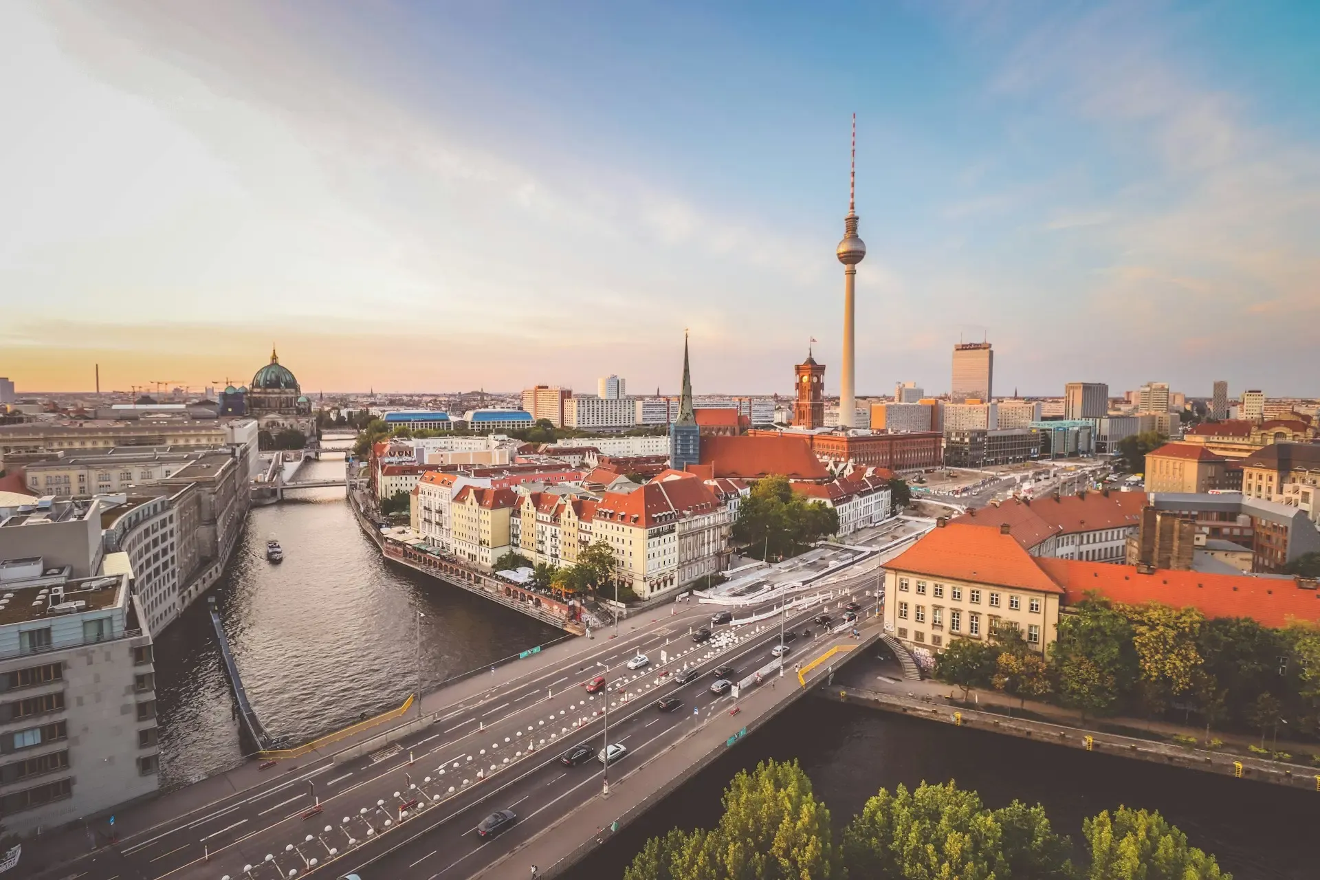 Vue panoramique du centre de Berlin avec la Spree, l'Île aux Musées et la Tour de télévision